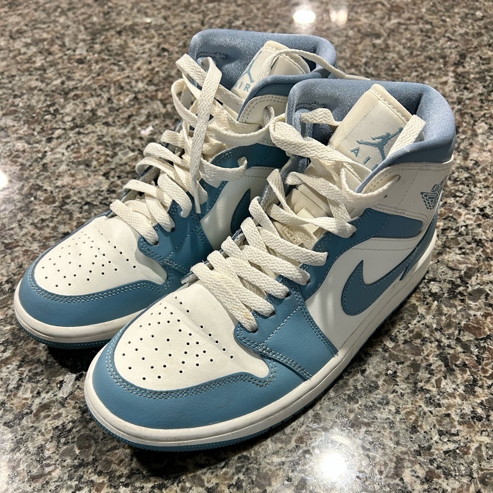 Women’s 8.5 Air Jordan 1 Mid University Blue